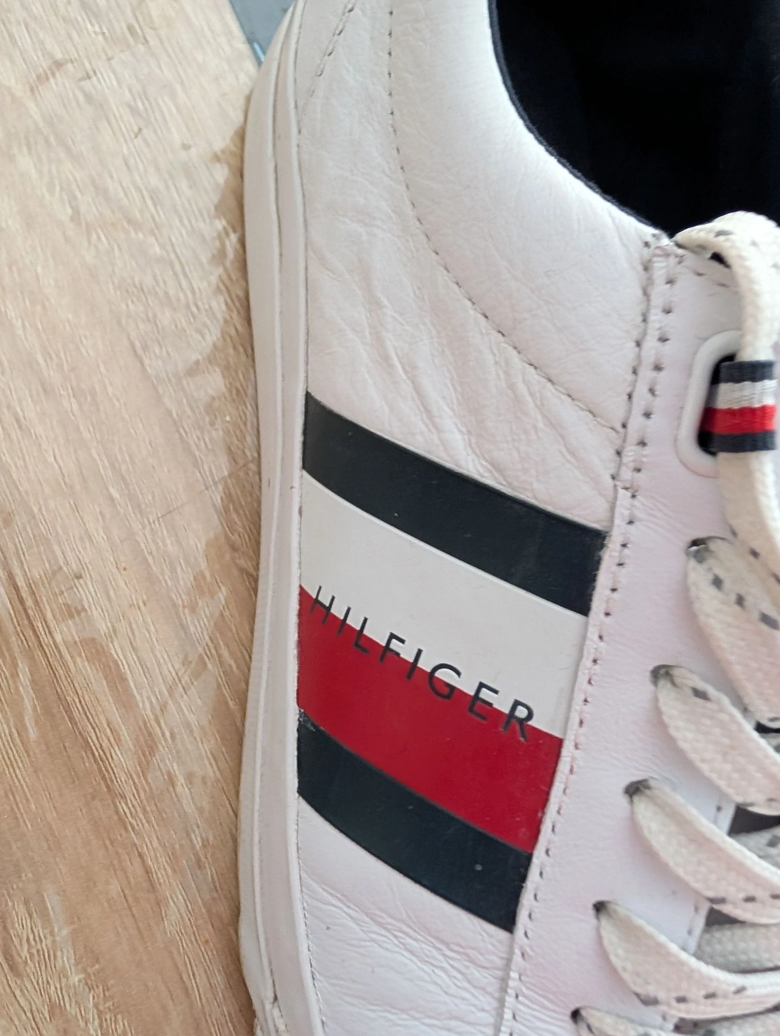 Very beautiful Tommy Hilfiger Flag Detail Leather Sneaker White Size 43 – photo 3